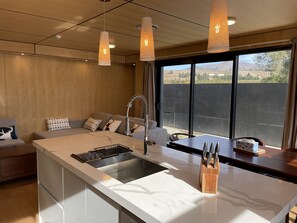 Comfort Apartment | Private kitchen - JillyLan Village Apartment (Cromwell)