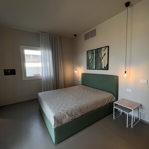 3 bedrooms, iron/ironing board, free WiFi, bed sheets - Beachside Luxury Apartment Playa Grande (Plaja Grande)