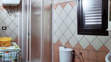 Doccia, asciugacapelli, bidet, sapone