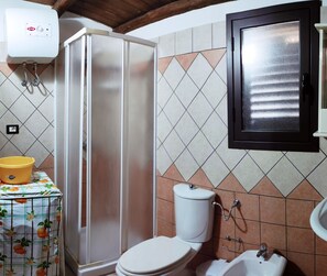 Douche, sĂšche-cheveux, bidet, savon