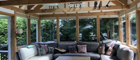 Smart TV, livros, aparelho de som