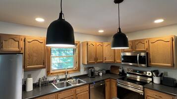 Frigorífico, microondas, horno y placa de cocina