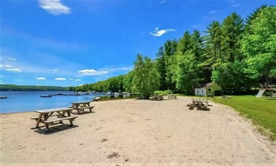 Cabin between Two Lakes -Private Beach on Moose Pond Minutes to Pleasant Mt Ski