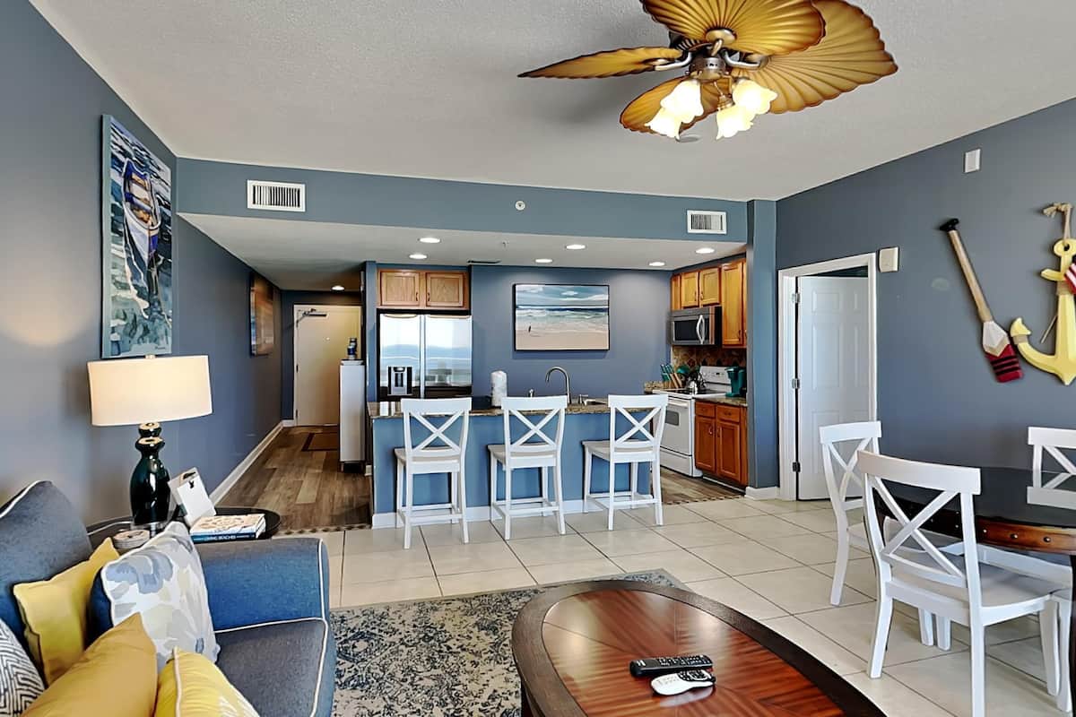 Appart'hôtel, plusieurs lits, balcon, vue océan (#305 - No Pets) | Coin séjour | Télévision à écran plat de 42 pouces avec chaînes par satellite