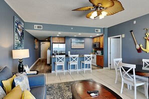 Appart'hôtel, plusieurs lits, balcon, vue océan (#305 - No Pets) | Coin séjour | Télévision à écran plat de 42 pouces avec chaînes par satellite