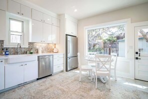 Réfrigérateur, four, plaque de cuisson, lave-vaisselle