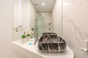 Bathtub, hair dryer, towels - GuestReady - Whole apartment in Lisbon (Lisboa)