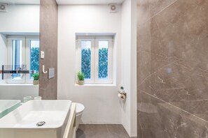 Badewanne, Haartrockner, Handtücher