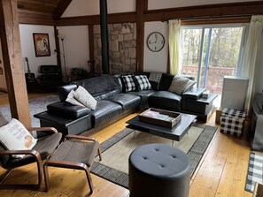 Smart TV, fireplace, foosball, stereo - Heart of Poconos - 4 Bedroom Chalet w/ Loft (Albrightsville)