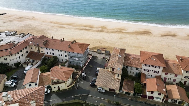 A coastal town with terracotta-roofed buildings, a beach, and a clear view of the sea. - HOSSEGOR. Central beach. Flat for 4 persons. Free Wifi. (SOORTS HOSSEGOR)