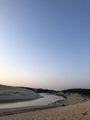 Una spiaggia nelle vicinanze