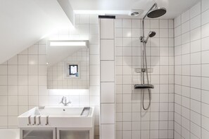 Baignoire, sèche-cheveux, serviettes fournies