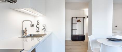 Frigorífico, microondas, horno y placa de cocina