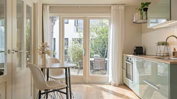 Kühlschrank, Ofen, Herdplatte, Wasserkocher mit Kaffee-/Teezubehör