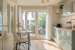 Fridge, oven, stovetop, coffee/tea maker