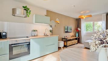 Kühlschrank, Ofen, Herdplatte, Wasserkocher mit Kaffee-/Teezubehör