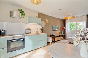 Fridge, oven, stovetop, coffee/tea maker