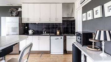 Een koelkast, een kookplaat, een vaatwasser