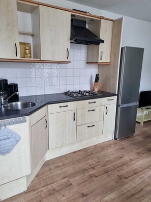 Kjøleskap, ovn, kokeplater og kaffetrakter/tekoker