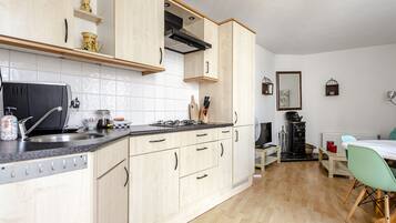 Fridge, oven, stovetop, coffee/tea maker