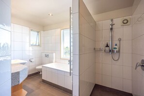 Tina con regadera y secadora de cabello 