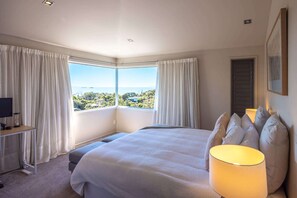 4 bedrooms, iron/ironing board, WiFi - Hekerua Bay Retreat by Stay Waiheke (Waiheke Island)