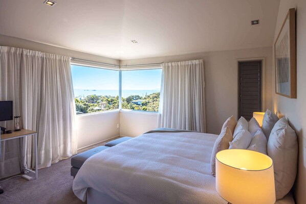 4 bedrooms, iron/ironing board, WiFi