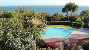 A swimming pool with a view of the sea, surrounded by greenery and a sign indicating it is a private pool. - Residence with swimming pool, 2 bedroom apartment with east facing terrace, full sea view (ST MANDRIER SUR MER)
