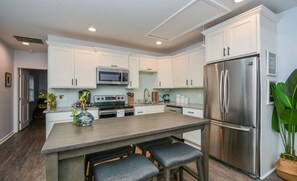 Fridge, stovetop, dishwasher