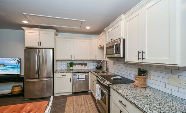 Fridge, stovetop, dishwasher