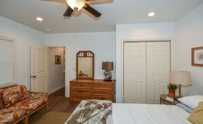 1 bedroom, iron/ironing board, WiFi - Atlana Gem! (Atlanta)