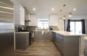 Frigorifero, microonde, forno, piano cottura