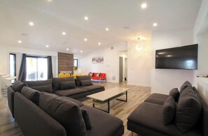 Smart TV - 4 Bedroom Modern Home, Pool+Spa+Guest House! (Palm Springs)