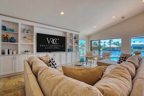 Smart TV, chimenea, libros y estéreo 