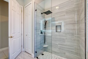 Badewanne, Haartrockner, Handtücher