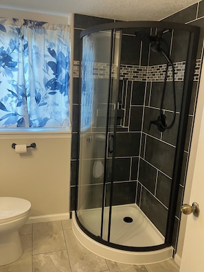 Kombination af bruser/badekar, hårtørrer, håndklæder, Toiletpapir