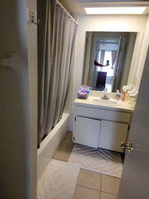 Ensemble douche/baignoire, sèche-cheveux, serviettes fournies, savon