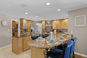 ثلاجة، ميكروويف، فرن، موقد طهي مسطح