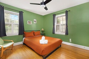 3 Schlafzimmer, Schreibtisch, Bügeleisen/Bügelbrett, WLAN