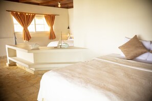 Habitación familiar, 1 habitación, vistas a la playa | Ropa de cama de alta calidad, edredones de plumas, ropa de cama