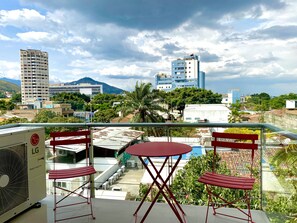 Outdoor dining - 3BR Cali Apt With AC & Fast WiFi – Near Tequendama (Cali)