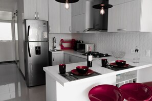 Fridge, microwave, stovetop, coffee/tea maker - Elegant & Cozy 3 Bedroom Apt Near Medical & Sports Center Imbanaco, Wifi AC,Pool (Cali)