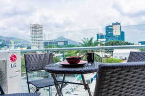 Outdoor dining - Elegant & Cozy 3 Bedroom Apt Near Medical & Sports Center Imbanaco, Wifi AC,Pool (Cali)