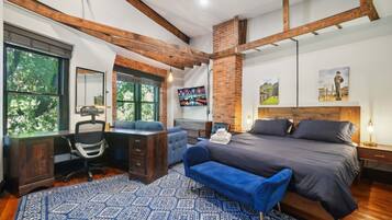 4 habitaciones, escritorio y tabla de planchar con plancha