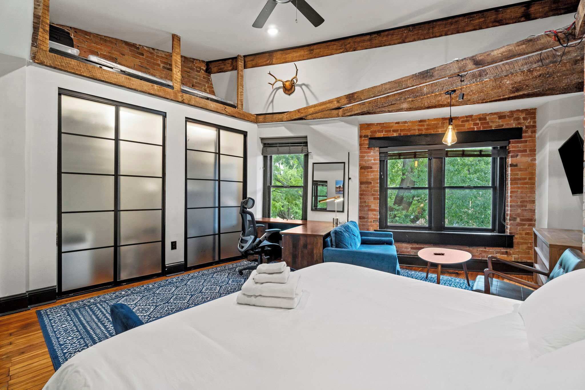 4 chambres, bureau, fer et planche à repasser, lit parapluie