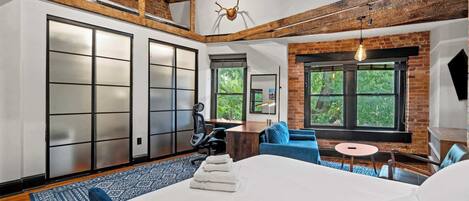 4 chambres, bureau, fer et planche à repasser, lit parapluie