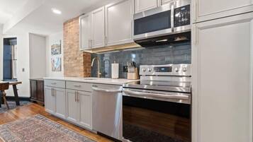 Frigorifero, microonde, forno, piano cottura