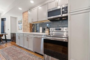 Jääkaappi, mikroaaltouuni, uuni, liesi