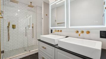 Bathtub, hair dryer, towels