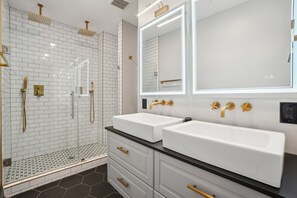 Bathtub, hair dryer, towels - Luxury, Historic 4BD Rowhouse in the Heart of DC! (Washington)